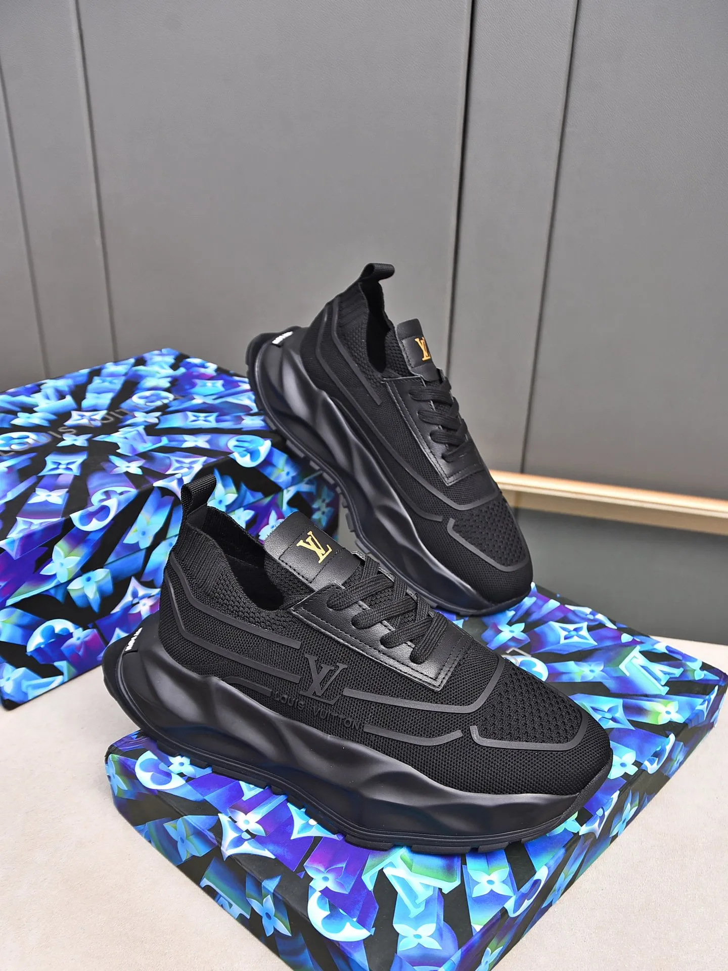 Men's shoes 💰500 LV high-end hot model 👍 Counter 1 design. The face is made of high-elastic fly knit + cowhide + imported glue! TPU outsole is easy to put on, light, comfortable and elastic, trendy and fashionable! ! ! 💪Multiple colors to choose from! Code number: 38-44 (45 46 customized)